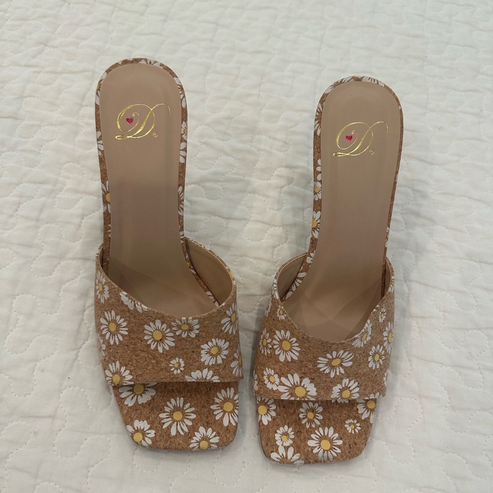 Brand New! Heart in D Daisy Heels 8.5